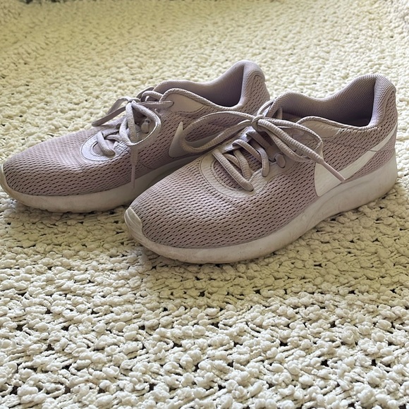 🏃🏼‍♀️ Nike Tanjun Sneakers 🏃🏼‍♀️ - Picture 2 of 10